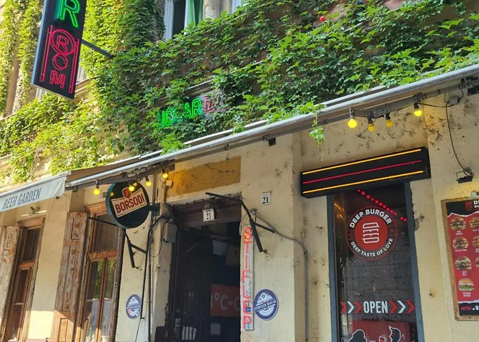 Budapest Party Hostel At Udvarom